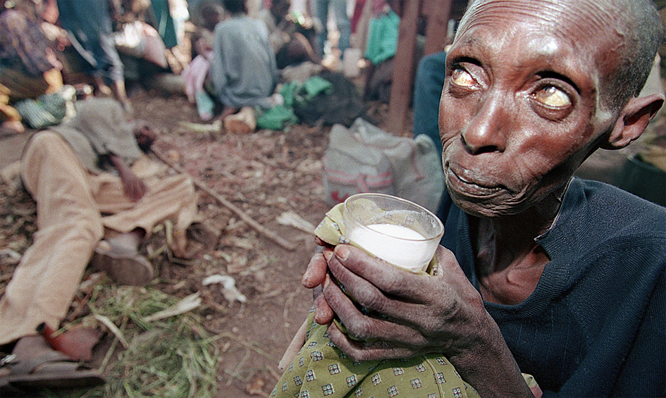 Раздача продовольствия в лагере беженцев, Руанда, 6 июня 1994 г.