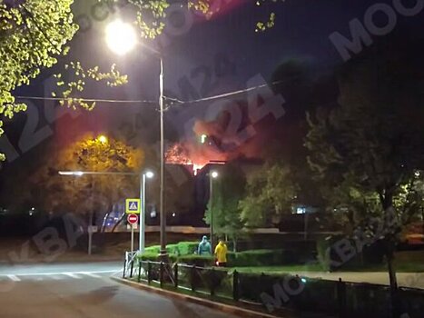 Пожар вспыхнул на крыше здания на Азовской улице в Москве