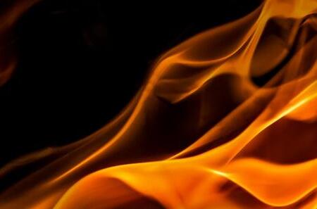 «Мерс был хороший…»: этой ночью во Владивостоке сгорела иномарка