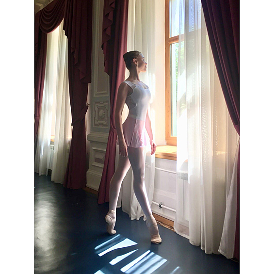 «Сегодня, 29.05.2022, талантливой балерины не стало. Алеся была признанной балериной, артистичной, уточненной и сильной…», — говорится в сообщении театра «ВКонтакте»