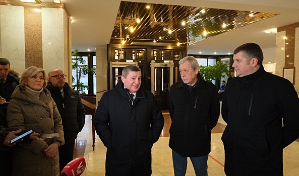 Бочаров потребовал изменить подход к реконструкции ТЮЗа в Волгограде