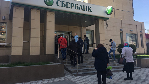 «Самоизоляция…не слышали». У офисов «Сбербанка» снова появились толпы саратовцев