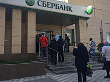 «Самоизоляция…не слышали». У офисов «Сбербанка» снова появились толпы саратовцев