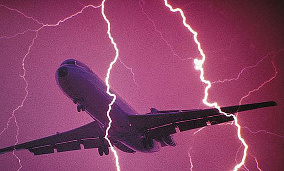 В турецкий самолет ударила молния