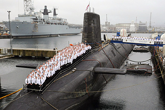 Командир британской подлодки отстранен за роман с моряком