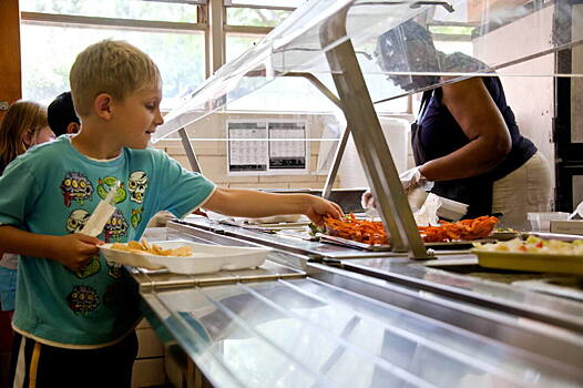 В США отказались от бесплатного питания школьников: оно якобы «развращает» детей