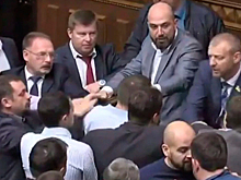 Появилось видео второй за сутки драки депутатов Рады