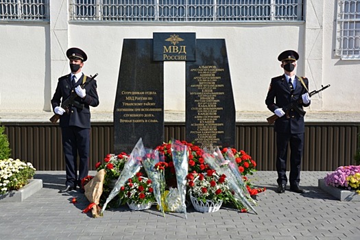 В Кабардино-Балкарии состоялась церемония возложения цветов к памятнику сотрудникам органов внутренних дел, погибшим при исполнении служебного долга