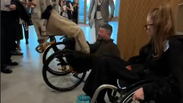 «Уронили Артемия»: Лебедев упал с инвалидной коляски, пытаясь встать на задние колеса