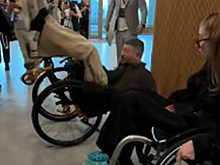 «Уронили Артемия»: Лебедев упал с инвалидной коляски, пытаясь встать на задние колеса