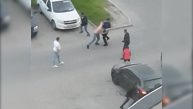 В Санкт-Петербурге сняли на видео массовую драку нетрезвых мужчин