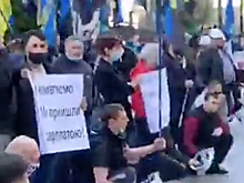 Украинские шахтеры устроили забастовку напротив офиса Зеленского