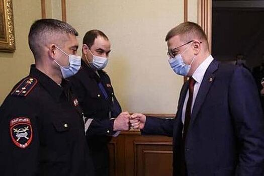 Челябинский губернатор наградил сотрудников ДПС за спасение детей в аварии