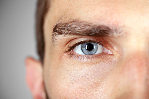 Врачи назвали шесть симптомов рака глаза
