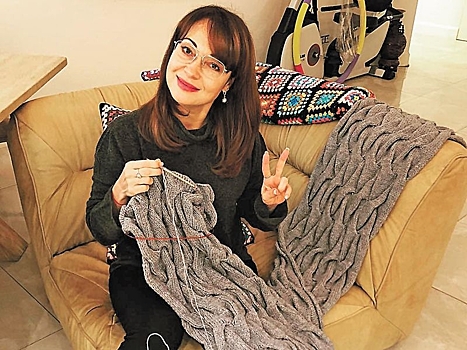 Виктория Тарасова занялась вязанием и продает шарфы по 15 тысяч рублей за штуку
