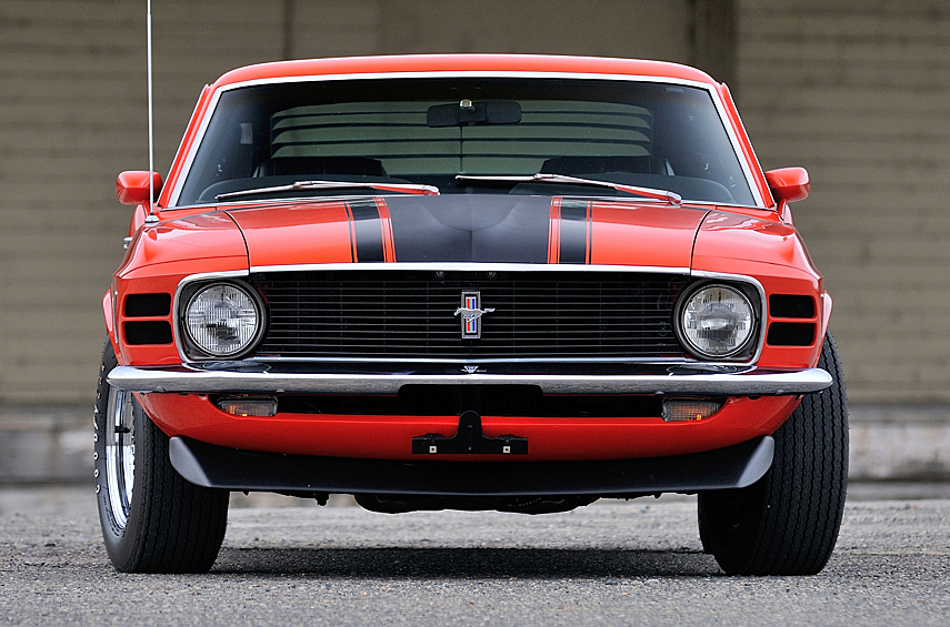 Boss 302 создан для шоссейно-кольцевых гонок SCCA Trans-Am. Предельно допустимый объем, согласно регламенту — 305,1 кубического дюйма (5 литров). Отсюда столь «скромный» мотор с заявленными 294 л.с. Разгон до 97 км/ч (60 миль/ч) примерно за 6,9 секунды вызывал усмешку у парней на «биг-блоковых» версиях, но фишка «Босса» — управляемость. Доработанная подвеска с уменьшенным клиренсом и толстыми стабилизаторами поперечной устойчивости исправно делала свое дело. Обратите внимание на аэродинамические «допы». Омологационный Mustang — один из первых серийных автомобилей с передним спойлером и одновременно антикрылом на крышке багажника. В сезоне SCCA Trans-Am 1969-го победил Chevrolet Camaro Z/28 команды легендарного Роджера «Капитана» Пенске, но на следующий год чемпионом стал Ford.