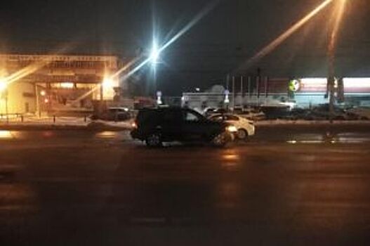 Водитель пострадал в ночном ДТП в Новосибирске