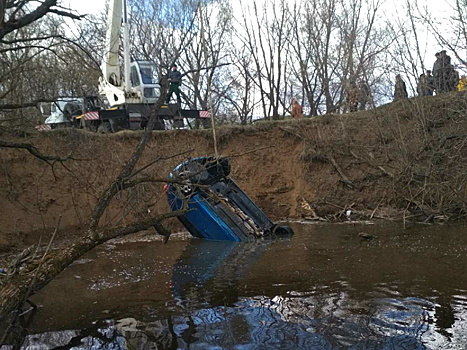 В Башмаковском районе из водоема вытащили машину с телом мужчины