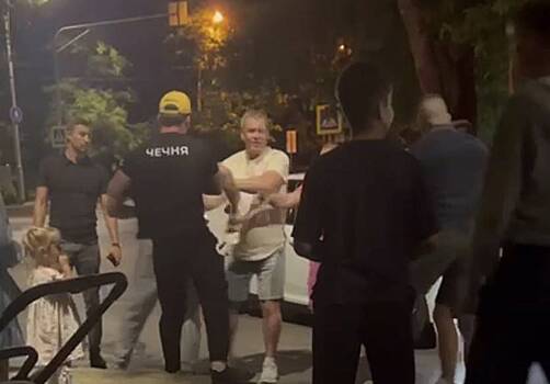 Едва не сбивший мать с ребенком мужчина в футболке «Чечня» оказался в центре скандала