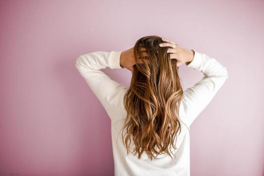 Названы три причины внезапной потери волос