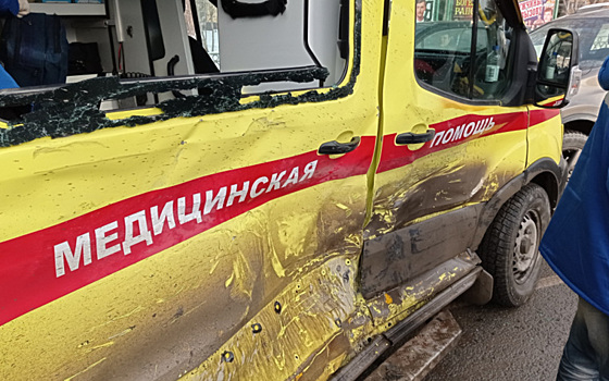«Газель» въехала в машину реанимации в Екатеринбурге