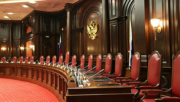 В базу "Миротворца" попали 19 судей КС