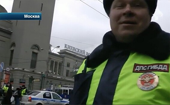 В Москве активисты заставили полицейского написать заявление на самого себя