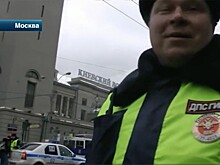 В Москве активисты заставили полицейского написать заявление на самого себя