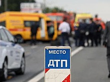 Автомобиль влетел в автобусную остановку в Москве