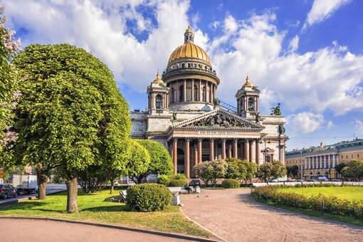 В Петербурге мигранты устроили пляски перед православным собором