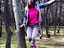 «Мы никак не портили вашу чудесную природу»: на Куршской косе блогер прогулялась по дюнам и залезла на дерево в танцующем лесу