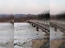 Ледоход повредил мост через реку в Амурской области