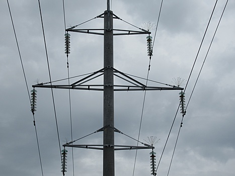 На западе Оренбуржья восстанавливают электроснабжение после сильного ветра