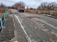 Движение по частично обрушенному мосту в Приморье продолжается