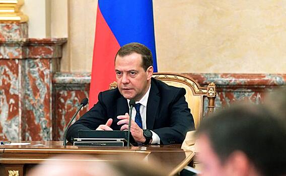 Правительство Медведева снова срывает майские указы Путина