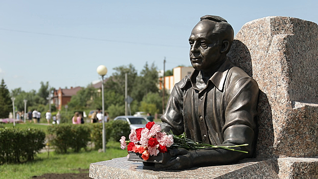 Интеллигентный, талантливый, грамотный. В Омской области открыли памятник певцу сибирского крестьянства
