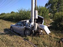 В Кировском районе иномарка багажником врезалась в столб на трамвайных путях