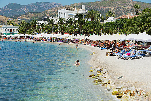 Турция откроет с 1 июня пляжи, бассейны и рестораны