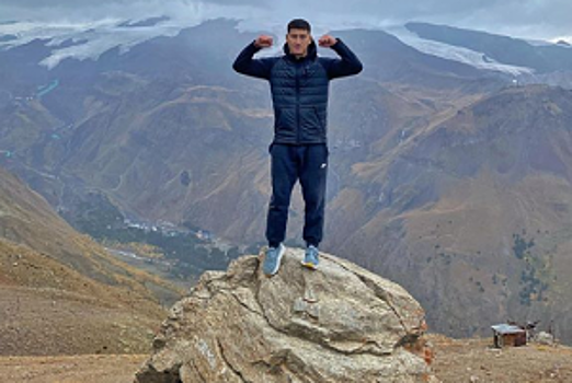 Яркие выходы в ринг Беринчика, Еджейчик сыграла в «резиночку», Бивол на Чегете — соцсети