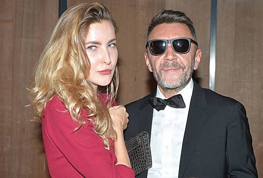 Четвертая жена Шнурова подала на развод. Почему ее винят в загубленной карьере лидера группы «Ленинград»?