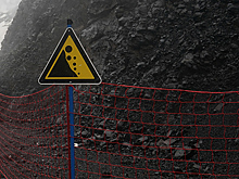 Каменные глыбы обрушились на железную дорогу в Сербии