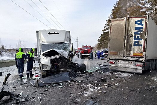 В массовой аварии с фурами пятеро пострадали, один погиб