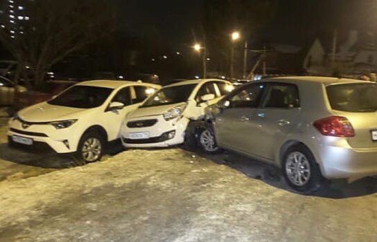 В Екатеринбурге пьяная автоледи снесла шесть автомобилей