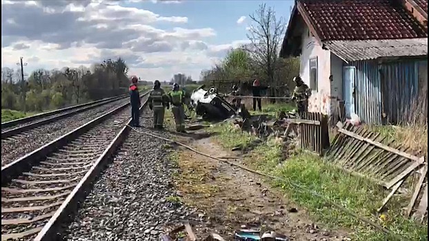 В Черняховском районе под тепловоз попал легковой автомобиль (ВИДЕО)