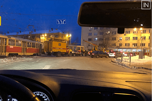 Сошедший с рельсов трамвай создал гигантскую пробку на Уралмаше