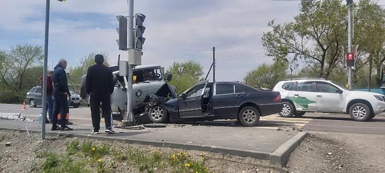 Травмированы четыре человека: встреча УАЗа и Mercedes закончилась печально для приморцев