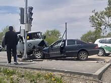 Травмированы четыре человека: встреча УАЗа и Mercedes закончилась печально для приморцев