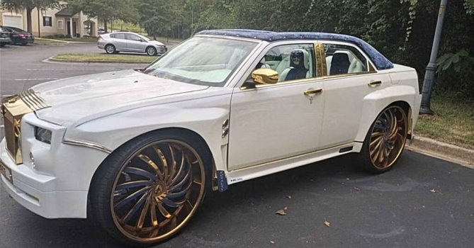 Берегите глаза: на продажу выставили очередной Chrysler 300, стилизованный под Rolls-Royce