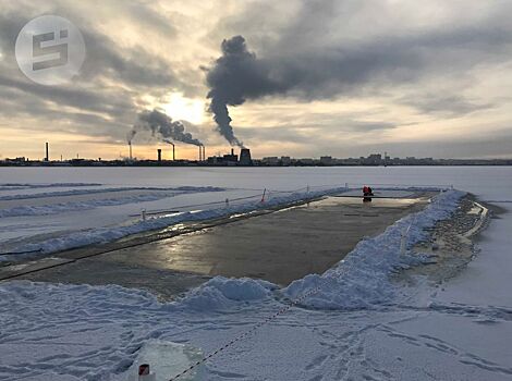 На Ижевском пруду начали нарезать лёд для новогоднего городка