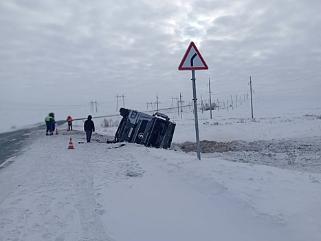 На трассе «Гай – Ириклинский» перевернулся грузовик: водитель погиб